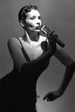 Mujer cantante con el micrófono imagen de archivo Mujer cantante con el micrófono imagen de archivo