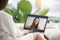 Mujer casual que hace la llamada video al amigo femenino en el ordenador portátil fotos de archivo libres de regalías Mujer casual que hace la llamada video al amigo femenino en el ordenador portátil fotos de archivo libres de regalías