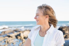 Mujer casual que sonríe por el mar foto de archivo Mujer casual que sonríe por el mar foto de archivo
