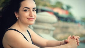 Mujer cauc?sica maravillosa que mira vista al mar la puesta del sol Muchacha hermosa joven que disfruta de la naturaleza, mirando metrajes Mujer cauc?sica maravillosa que mira vista al mar la puesta del sol Muchacha hermosa joven que disfruta de la naturaleza, mirando metrajes