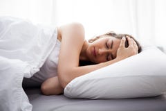 Mujer caucásica hermosa joven en la cama que tiene dolor de cabeza/insomnio/jaqueca/tensión foto de archivo libre de regalías Mujer caucásica hermosa joven en la cama que tiene dolor de cabeza/insomnio/jaqueca/tensión foto de archivo libre de regalías