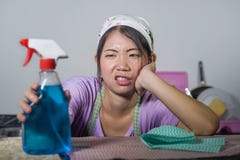 Mujer china asiática bastante con exceso de trabajo y frustrada joven de la criada del servicio que trabaja el stresse casero nac imágenes de archivo libres de regalías Mujer china asiática bastante con exceso de trabajo y frustrada joven de la criada del servicio que trabaja el stresse casero nac imágenes de archivo libres de regalías