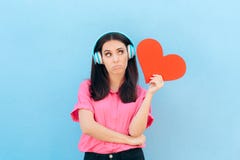 Mujer con el auricular que escucha la canción de amor foto de archivo libre de regalías Mujer con el auricular que escucha la canción de amor foto de archivo libre de regalías