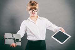 Mujer con el documento y la tableta Almacenamiento digital fotografía de archivo libre de regalías Mujer con el documento y la tableta Almacenamiento digital fotografía de archivo libre de regalías