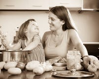 Mujer con el niño que cocina la sopa fotos de archivo libres de regalías Mujer con el niño que cocina la sopa fotos de archivo libres de regalías