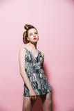 Mujer con el pelo retro y el maquillaje de moda, modelos imágenes de archivo libres de regalías Mujer con el pelo retro y el maquillaje de moda, modelos imágenes de archivo libres de regalías