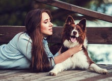 Mujer con el perro imagen de archivo Mujer con el perro imagen de archivo