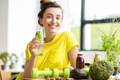 Mujer con la comida sana dentro fotos de archivo libres de regalías Mujer con la comida sana dentro fotos de archivo libres de regalías