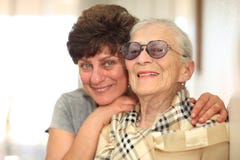 Mujer con la madre mayor Mujer con la madre mayor