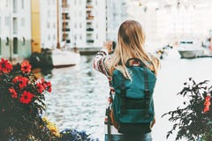 Mujer con la mochila que camina en la ciudad de Alesund fotos de archivo Mujer con la mochila que camina en la ciudad de Alesund fotos de archivo