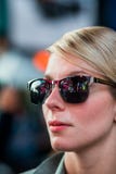 Mujer con la reflexión de los edificios de Time Square en gafas de sol en Nig foto de archivo Mujer con la reflexión de los edificios de Time Square en gafas de sol en Nig foto de archivo