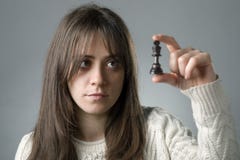 Mujer con un pedazo de ajedrez fotografía de archivo Mujer con un pedazo de ajedrez fotografía de archivo