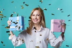 Mujer contenta que demuestra sus presentes de cumpleaños fotos de archivo Mujer contenta que demuestra sus presentes de cumpleaños fotos de archivo