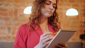 Mujer creativa de la forma de vida del artista que bosqueja el café metrajes Mujer creativa de la forma de vida del artista que bosqueja el café metrajes