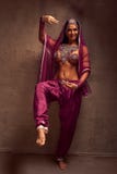 Mujer de la bailarina de la danza del vientre en pantalones, purdah y el adorno afghani imagen de archivo Mujer de la bailarina de la danza del vientre en pantalones, purdah y el adorno afghani imagen de archivo