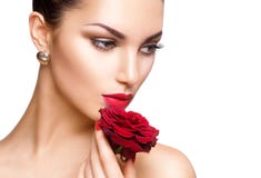 Mujer de la belleza con la rosa del rojo fotos de archivo Mujer de la belleza con la rosa del rojo fotos de archivo
