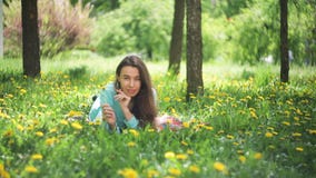 Mujer de la belleza en el prado chica joven hermosa al aire libre Disfrute de la naturaleza Muchacha sonriente sana que miente en almacen de video Mujer de la belleza en el prado chica joven hermosa al aire libre Disfrute de la naturaleza Muchacha sonriente sana que miente en almacen de video