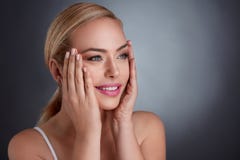 Mujer de la Edad Media que aprieta la piel en cara fotos de archivo Mujer de la Edad Media que aprieta la piel en cara fotos de archivo