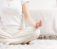Mujer de la yoga que medita forma de vida sana relajante fotos de archivo libres de regalías Mujer de la yoga que medita forma de vida sana relajante fotos de archivo libres de regalías