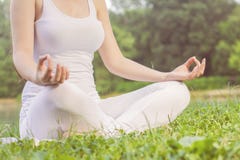 Mujer de la yoga que medita forma de vida sana relajante fotos de archivo Mujer de la yoga que medita forma de vida sana relajante fotos de archivo