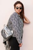Mujer de moda con las gafas de sol en un negro imágenes de archivo libres de regalías Mujer de moda con las gafas de sol en un negro imágenes de archivo libres de regalías