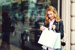 Mujer de moda feliz con los bolsos de compras que se colocan en la ventana de la tienda Concepto de la forma de vida Emociones po imagen de archivo libre de regalías Mujer de moda feliz con los bolsos de compras que se colocan en la ventana de la tienda Concepto de la forma de vida Emociones po imagen de archivo libre de regalías