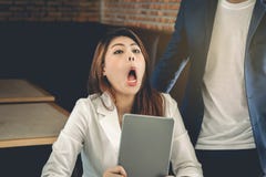 Mujer de negocios asiática con la expresión infeliz durante un negocio t foto de archivo Mujer de negocios asiática con la expresión infeliz durante un negocio t foto de archivo