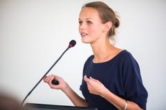 Mujer de negocios bonita, joven que da una presentación imagen de archivo libre de regalías Mujer de negocios bonita, joven que da una presentación imagen de archivo libre de regalías