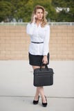 Mujer de negocios caucásica rubia bastante atractiva imagenes de archivo Mujer de negocios caucásica rubia bastante atractiva imagenes de archivo