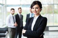 Mujer de negocios con su personal, grupo de la gente en fondo en la oficina brillante moderna dentro imagen de archivo Mujer de negocios con su personal, grupo de la gente en fondo en la oficina brillante moderna dentro imagen de archivo