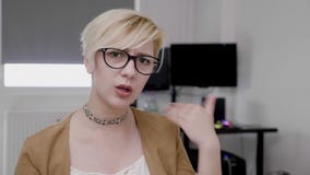 Mujer de negocios descontentada en la oficina que muestra el desacuerdo y que disminuye la oferta no haciendo negativa ninguna mu metrajes Mujer de negocios descontentada en la oficina que muestra el desacuerdo y que disminuye la oferta no haciendo negativa ninguna mu metrajes