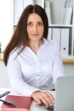 Mujer de negocios hermosa joven o contable de sexo femenino confiado en oficina Muchacha del estudiante durante la preparación de fotografía de archivo Mujer de negocios hermosa joven o contable de sexo femenino confiado en oficina Muchacha del estudiante durante la preparación de fotografía de archivo
