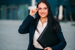 Mujer de negocios joven en vidrios y traje foto de archivo Mujer de negocios joven en vidrios y traje foto de archivo