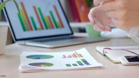 Mujer de negocios que analiza diagramas financieros en la oficina Análisis de los documentos comerciales almacen de metraje de vídeo Mujer de negocios que analiza diagramas financieros en la oficina Análisis de los documentos comerciales almacen de metraje de vídeo