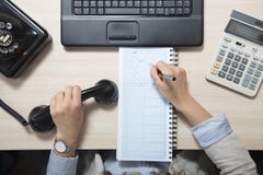 Mujer de negocios que hace una nota, visión superior Fotos de archivo libres de regalías Mujer de negocios que hace una nota, visión superior Fotos de archivo libres de regalías
