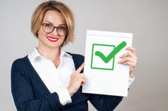 Mujer de negocios que sostiene el papel en blanco con el control foto de archivo libre de regalías Mujer de negocios que sostiene el papel en blanco con el control foto de archivo libre de regalías