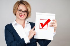 Mujer de negocios que sostiene el papel en blanco con el control imagen de archivo Mujer de negocios que sostiene el papel en blanco con el control imagen de archivo