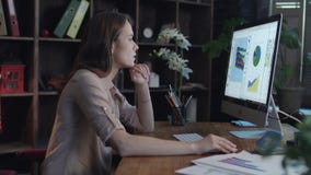 Mujer de negocios que trabaja en oficina del ordenador en casa Empresaria concentrada almacen de metraje de vídeo Mujer de negocios que trabaja en oficina del ordenador en casa Empresaria concentrada almacen de metraje de vídeo