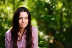 Mujer de ojos verdes pecosa joven con la piel sana foto de archivo Mujer de ojos verdes pecosa joven con la piel sana foto de archivo