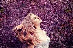 Mujer de relajaci?n en fondo de la naturaleza de la fantas?a fotografía de archivo libre de regalías Mujer de relajaci?n en fondo de la naturaleza de la fantas?a fotografía de archivo libre de regalías