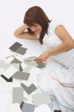 Mujer de Ð con las fotos en blanco imagen de archivo libre de regalías Mujer de Ð con las fotos en blanco imagen de archivo libre de regalías