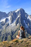 Mujer del caminante fascinada por la visión panorámica imagenes de archivo Mujer del caminante fascinada por la visión panorámica imagenes de archivo