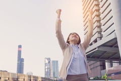 Mujer del ganador que celebra éxito en fondo de la ciudad foto de archivo libre de regalías Mujer del ganador que celebra éxito en fondo de la ciudad foto de archivo libre de regalías