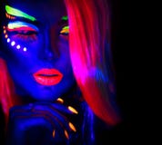Mujer del modelo de moda en la luz de neón imagen de archivo libre de regalías Mujer del modelo de moda en la luz de neón imagen de archivo libre de regalías