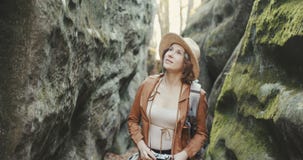 Mujer del retrato que toma imágenes con la cámara del vintage primavera de la muchacha del viaje fotografía atractiva hermosa de almacen de metraje de vídeo Mujer del retrato que toma imágenes con la cámara del vintage primavera de la muchacha del viaje fotografía atractiva hermosa de almacen de metraje de vídeo