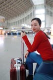 Mujer del viajero del pasajero en la estación de tren fotografía de archivo libre de regalías Mujer del viajero del pasajero en la estación de tren fotografía de archivo libre de regalías