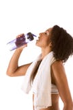 Mujer deportiva con la botella de agua y de toalla imagen de archivo libre de regalías Mujer deportiva con la botella de agua y de toalla imagen de archivo libre de regalías