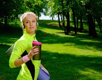 Mujer deportiva en un parque fotografía de archivo libre de regalías Mujer deportiva en un parque fotografía de archivo libre de regalías