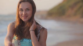 Mujer despreocupada en puesta del sol en la playa de la isla. almacen de metraje de vídeo Mujer despreocupada en puesta del sol en la playa de la isla. almacen de metraje de vídeo
