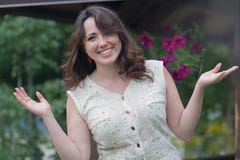 Mujer despreocupada hermosa cerca del gazebo fotos de archivo Mujer despreocupada hermosa cerca del gazebo fotos de archivo